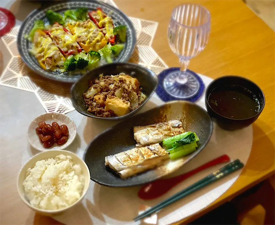 太刀魚塩バター焼き　厚揚げ大根そぼろ煮　スイートパプリカツナチーズ焼き　煮豆　もずくスープ|nana 🍅さん