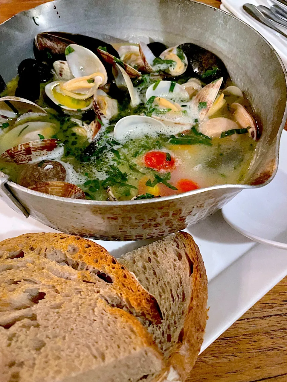 Snapdishの料理写真:mussels and clams|hweeyhさん