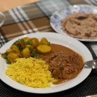 Snapdishの料理写真:スリランカカレースパイスで鱈カレー🍛サイドにはポテトとグリーンピースの炒め物を。今週2回目のカレーですが〜noeさんの美味しそおなカレー見たら食べたくなりましたあ♡ターメリックライスと一緒に🍚|YOさん