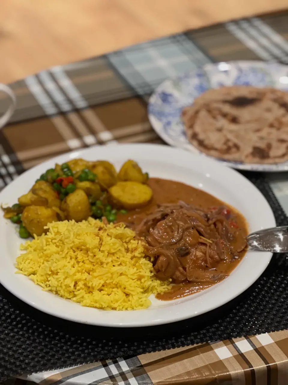 スリランカカレースパイスで鱈カレー🍛サイドにはポテトとグリーンピースの炒め物を。今週2回目のカレーですが〜noeさんの美味しそおなカレー見たら食べたくなりましたあ♡ターメリックライスと一緒に🍚|YOさん