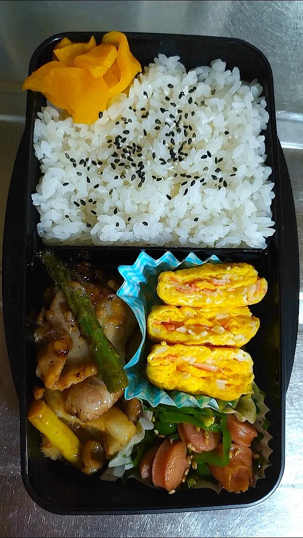 旦那弁当　2022/5/21

アスパラとブタの焼肉
カニカマ玉子焼き
ピーマンとウインナーの胡麻醤油炒め|ユキヨメ♪さん