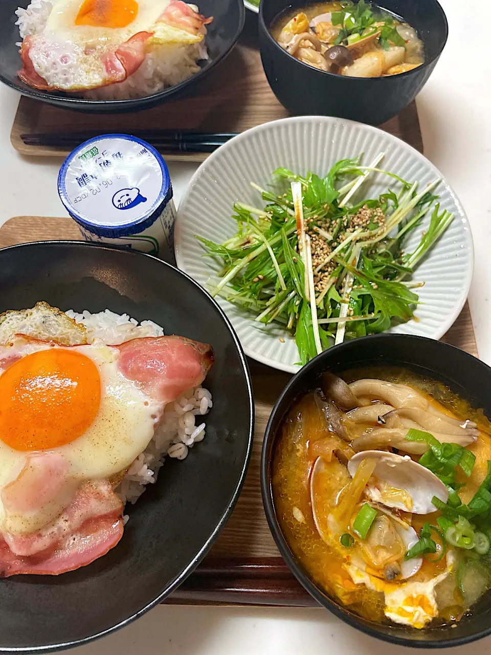 ベーコンエッグ丼、キムチとアサリのお味噌汁、水菜のサラダ|ＭＡＲＵＥ家の食卓さん