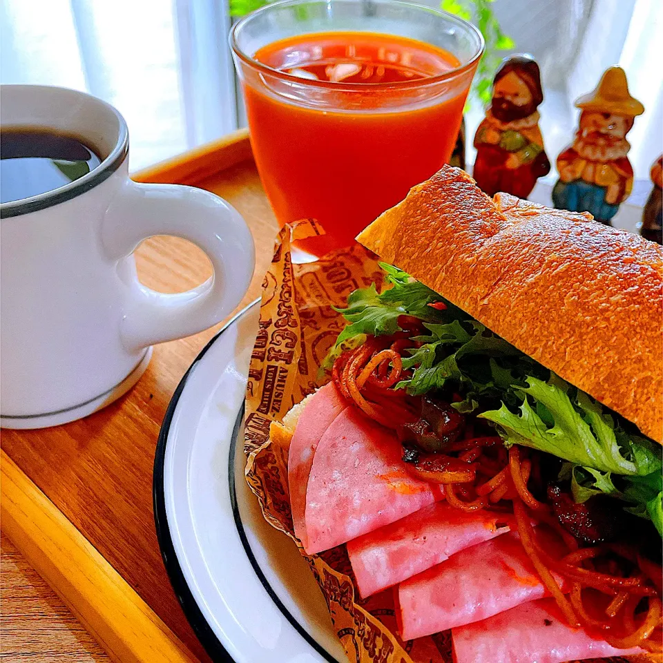 朝食にバゲットのナポリサンド🌭☕️🧃　ナポリはナポリタンスパゲティの"ナポリ"   サンドが分厚くなりそうだから麺は細麺にしました。|Sの食卓さん