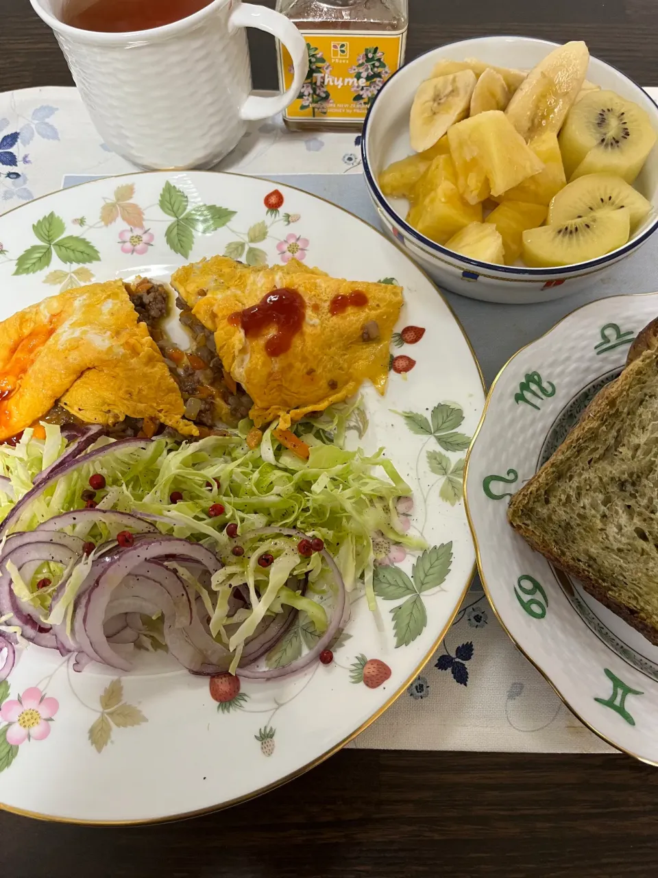 お友達と一緒に行った自然無農薬のよもぎパンとオムレツの朝食✨これを食べて少ししたら、水泳に行きます🏊‍♀️|tamemitiさん