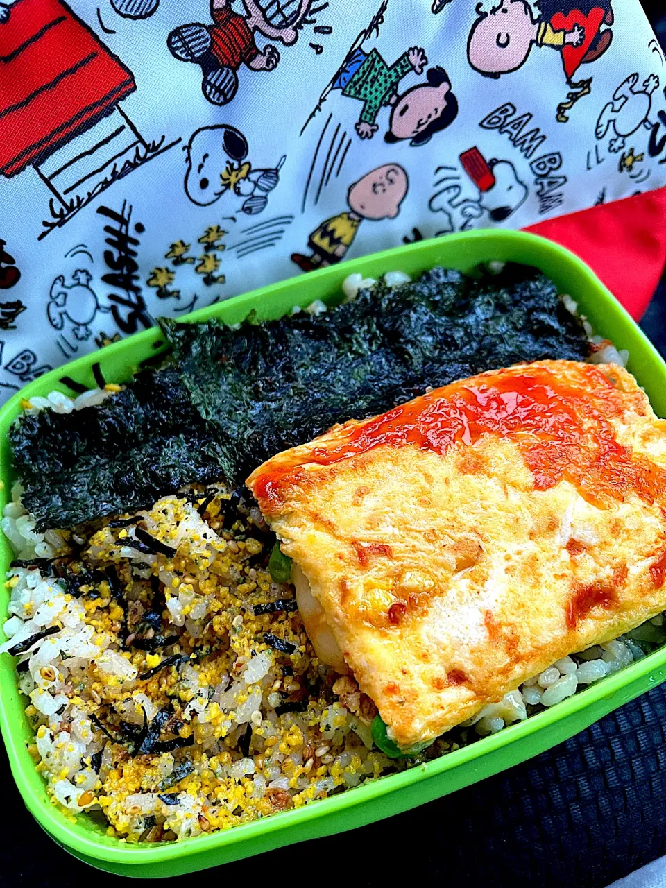 #昼飯　海苔とオムレツのせロウカット玄米梅炊き込みご飯のりたま弁当|ms903さん