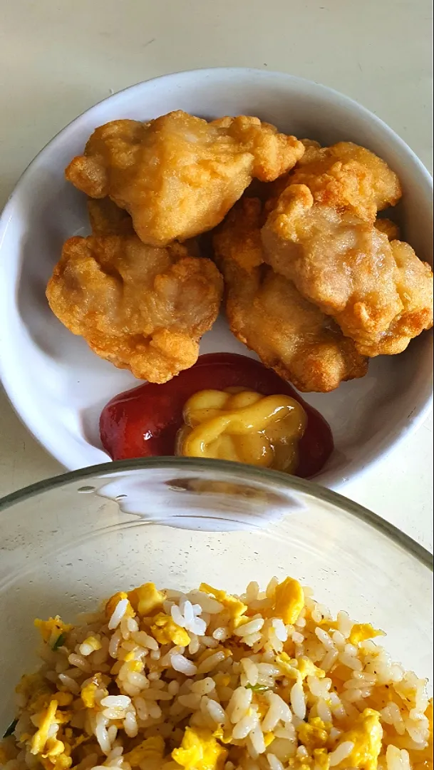 Snapdishの料理写真:Japanese egg fried rice + chicken kaarage + tomato sauce + honey mustard 😋 😍🤩😋|🌷lynnlicious🌷さん