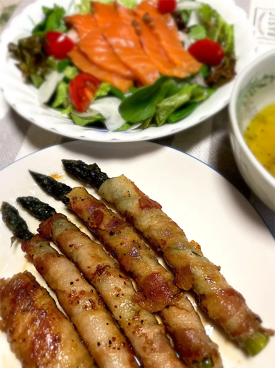 Snapdishの料理写真:アスパラの肉巻きとサーモンサラダ|makimaki222さん