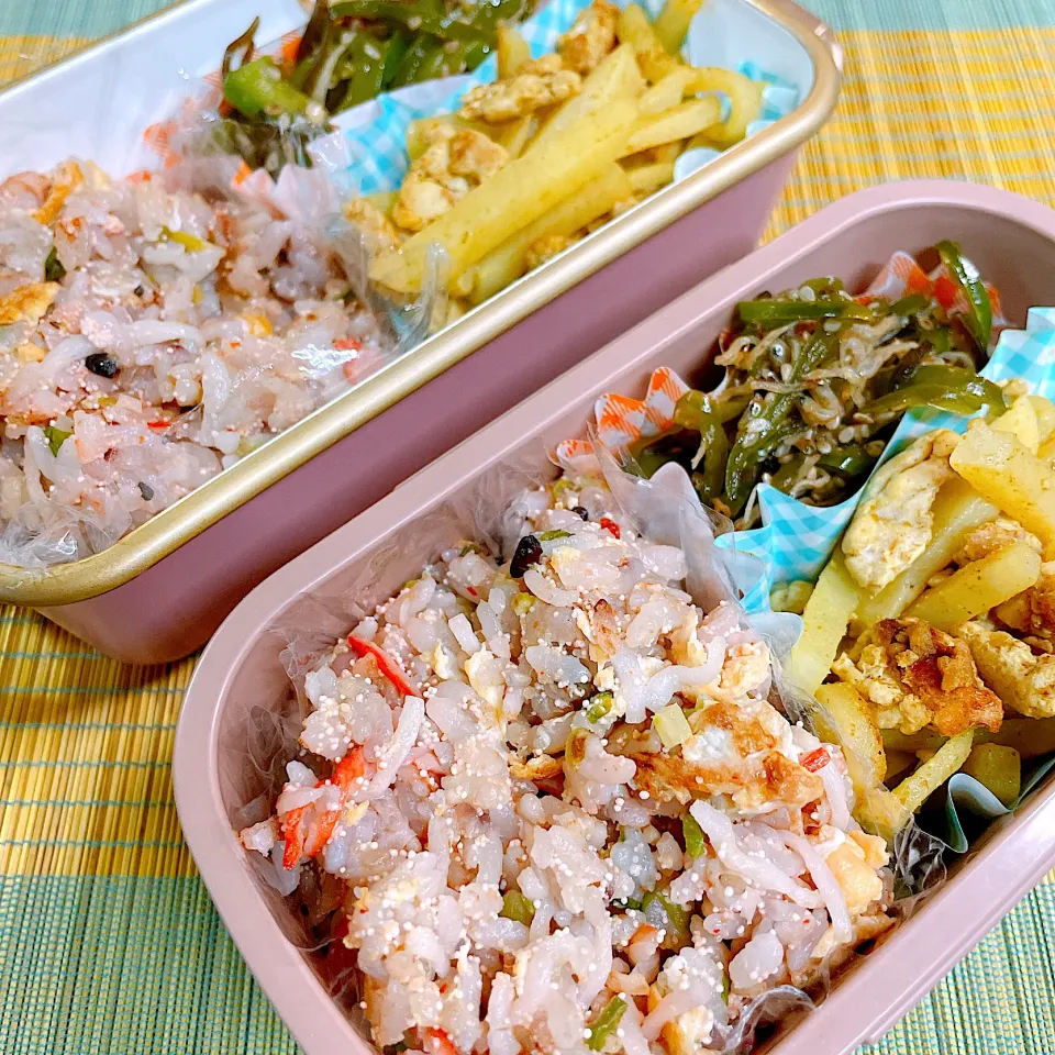 明太子とかにかまのチャーハン♡じゃがいもとそぼろのカレー炒め♡ピーマンとじゃこの塩昆布炒め♡|まゆかさん