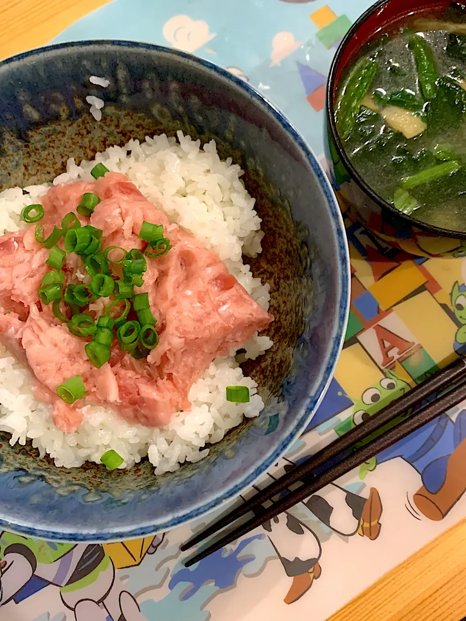 ネギトロ丼 & ほうれん草と油揚げのお味噌汁|ぺろたんさん