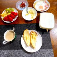 5月 21日　朝ごはん　塩パン、カフェオレ、キウイ、林檎、苺