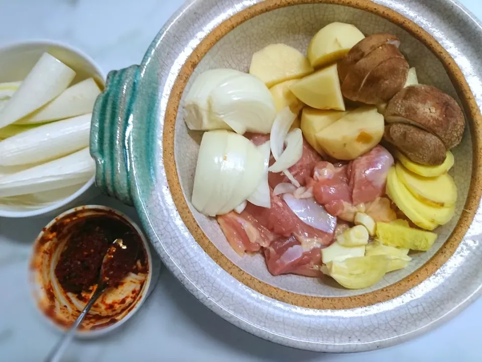 狸の宴シリーズ
今宵の御料理
[主菜]
タッカンマリ
(鶏と野菜の粗塩味鍋)
狸特製のタテギ(ヤンニョム)を添えて

皆様と乾杯‼️
焼酎orウォッカ→🥃ゞ(*´▽｀)っ🍻

焚く前だお。( ・∀・)ﾉｼ
白ねぎと追加肉は途中投下。

途中でキムチ投下も旨い
(其の予定なら最初の粗塩を薄くする事)
〆はうどんか豆腐を投入予定|タヌキさん