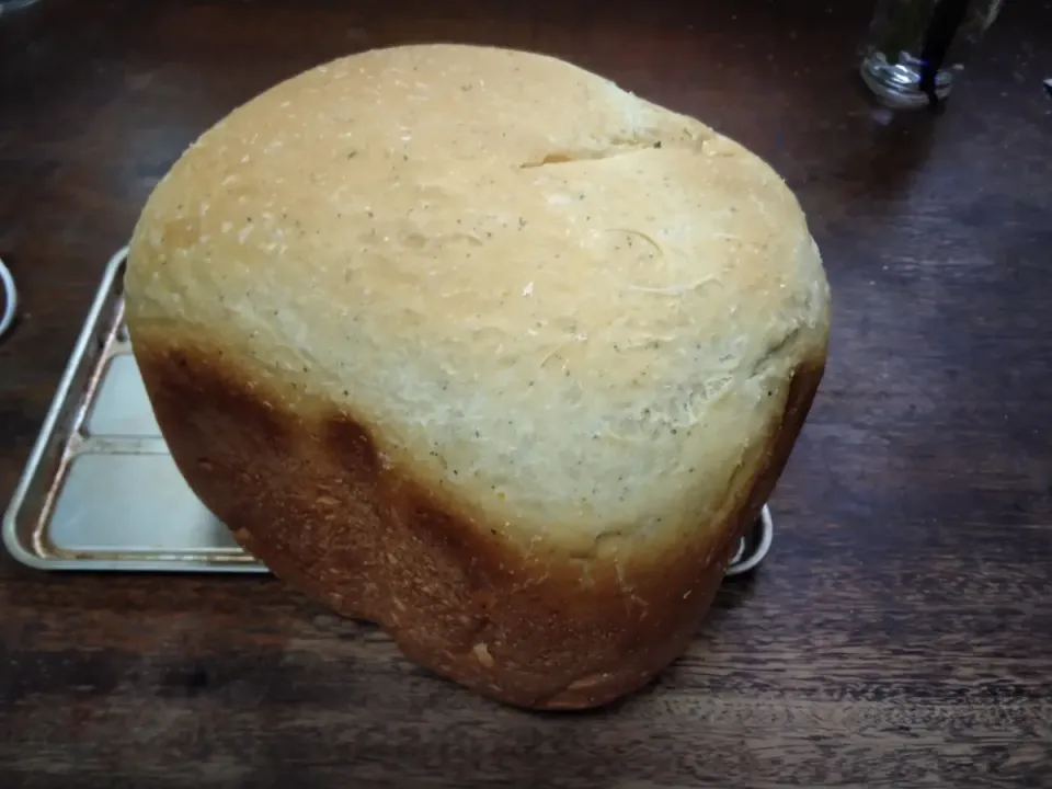 美味しいパンができた🍞
大葉、にんじん、玉ねぎ、大根、青唐辛子、にんにくのすりおろし、粉チーズ、オリーブオイルの野菜ソースの残りを使いました🤗|にんにくと唐辛子が特に好き❤️(元シャリマー)さん