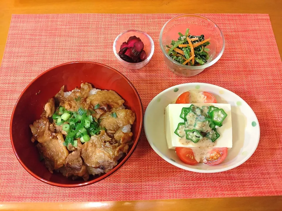 Snapdishの料理写真:☆豚丼
☆冷奴
☆ゴマ和え
☆しば漬け|chikakoさん