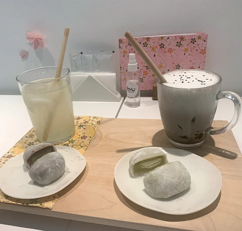 Red Bean and Pistachio Mochi with Black Sesame Latte 🍡|ajisatsanaさん