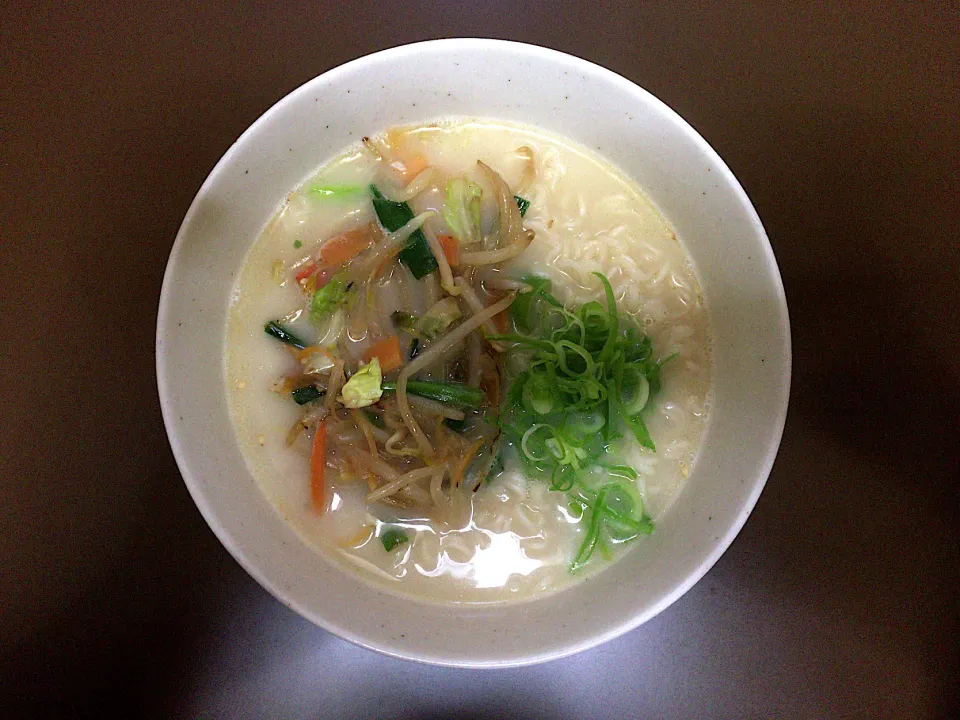 Snapdishの料理写真:自家製 とんこつラーメン(野菜入)|ばーさんさん