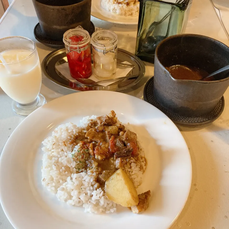 牛すじカレーとミルクセーキ🍛🥛|ちゃみこさん