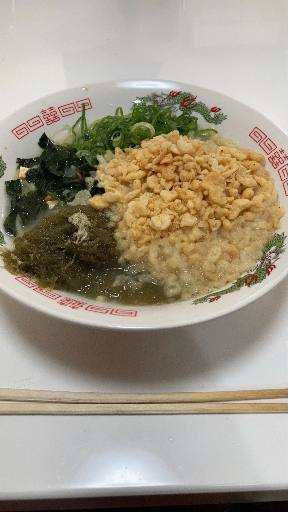 お昼ごはーん。ラーメン。市販のスープ溶いて、麺ゆがいて、好みのトッピングで。|Saharaさん