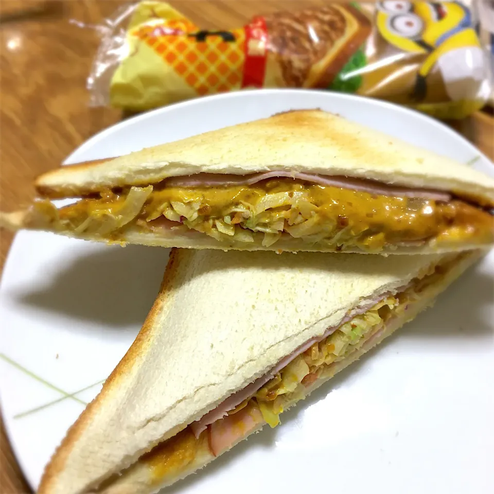 Snapdishの料理写真:2022/05/22 BF ハム&キャベツ カレーソースホットサンド|kykyさん