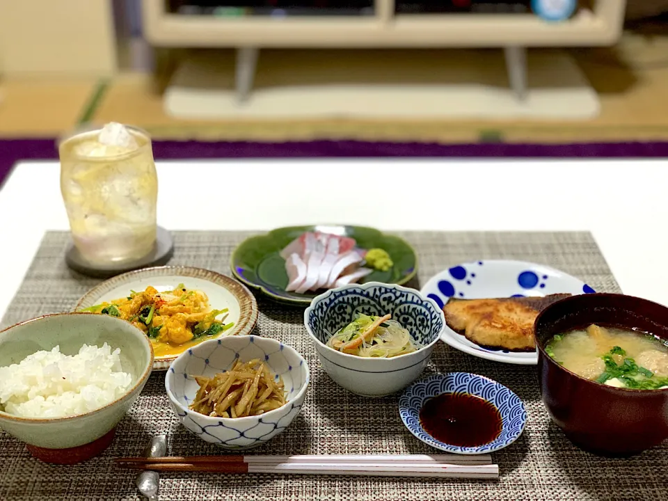 ばんごはん。ぶりの塩焼き、三つ葉の卵とじ、きんぴらごぼう、春雨サラダ、お刺身。お味噌汁。|yukiさん