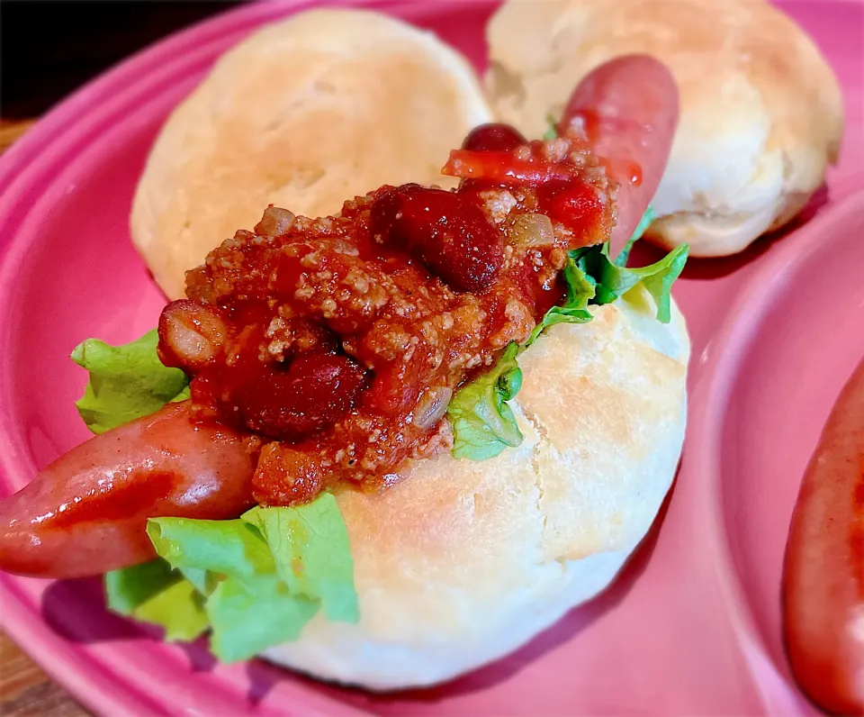 チリコンカンをのせたホットドッグ🌭|chibiさん