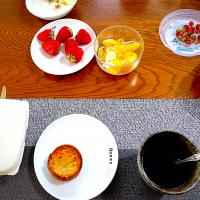 5月 22日　朝ごはん　バターロール、紅茶、苺、オレンジ