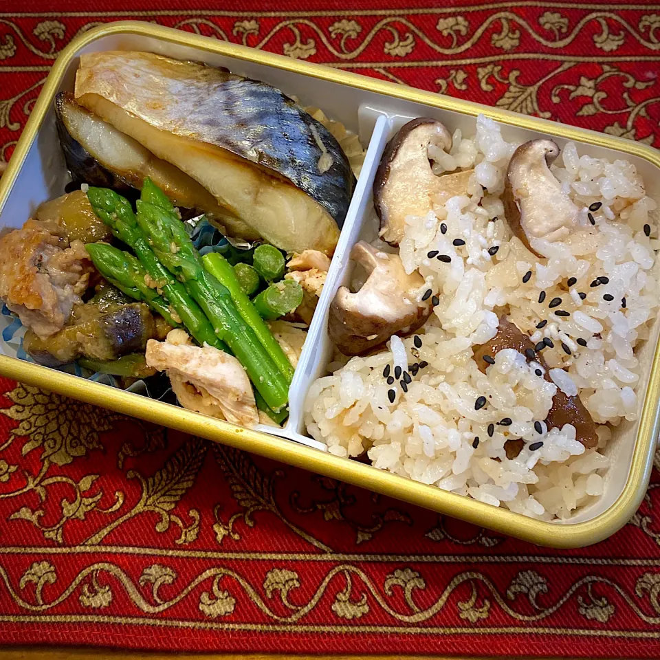 Snapdishの料理写真:塩サバと、茄子と豚肉の味噌炒めと、アスパラと鶏ささみの胡麻和えと、椎茸ご飯弁当|もえさん