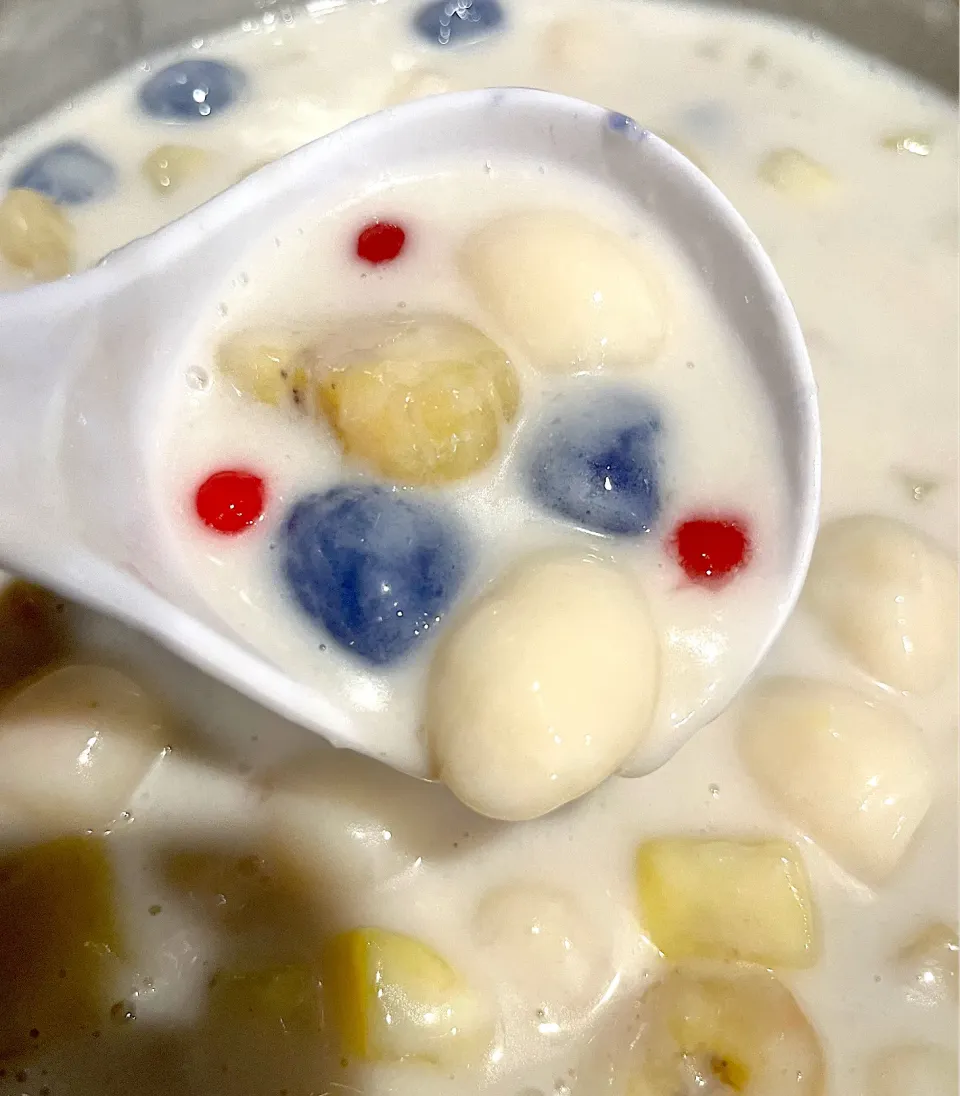 Ginataang bilo-bilo / ube & white rice balls simmered in coconut milk and sugar with sago , saba banana & sweet potato|🌺IAnneさん