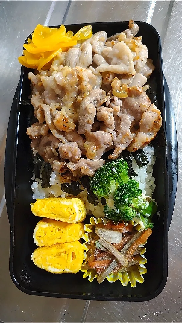 旦那弁当　2022/5/23

ブタのネギ塩ダレ丼
玉子焼き
ブロッコリ
きんぴらごぼう|ユキヨメ♪さん