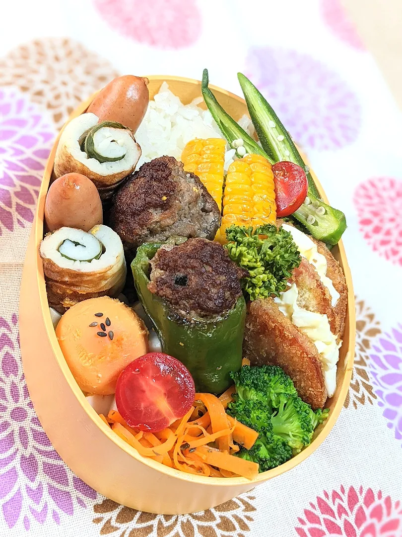 本日のお弁当〜。ピーマンと椎茸の肉詰め&かたつむり🐌？！見えるかな？弁当|f.1125beさん