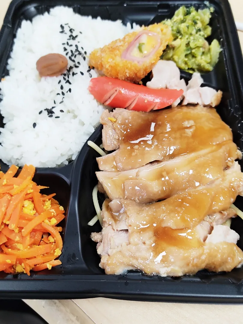 Snapdishの料理写真:名護市豊原のお弁当 350円

もう少しだけ量があったら申し分ないのだが...
でも、これだけのボリュームで350円だったら文句は言えない。
さりげなく、ニンジンシリシリやゴーヤーチャンプルーが入っている沖縄らしいお弁当です。|Rピージャーさん