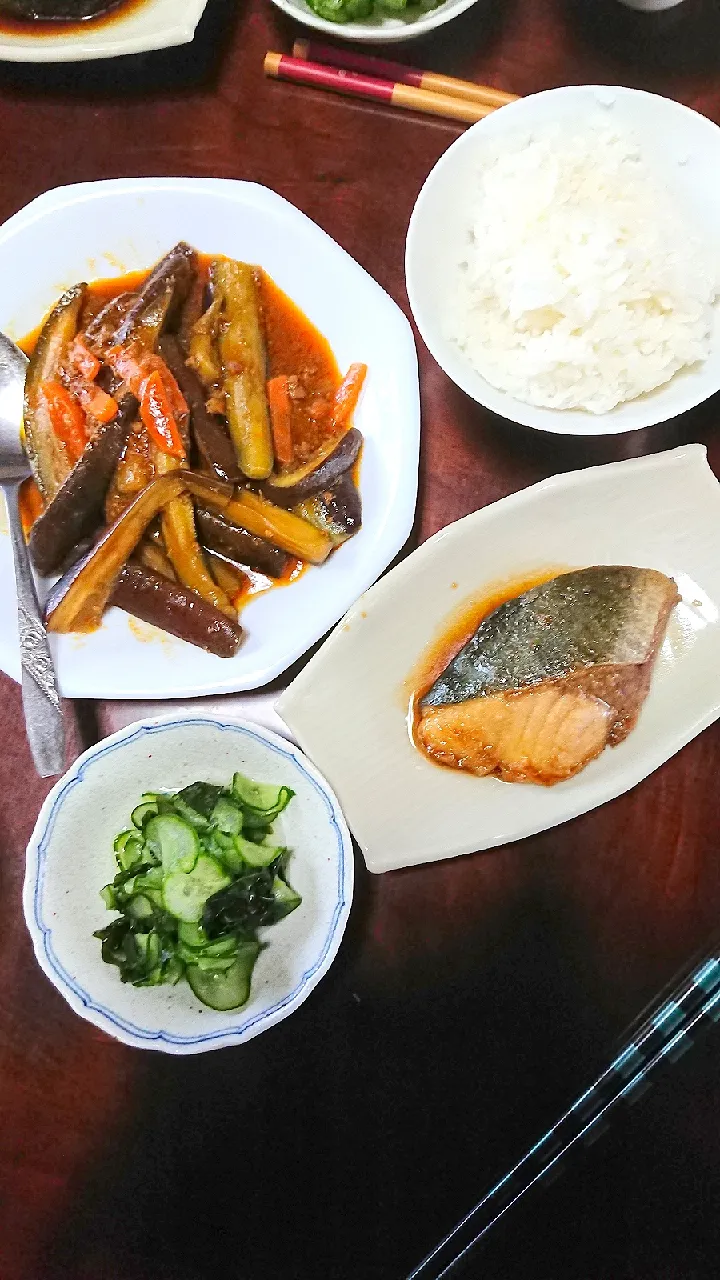 今日のお昼(ブリの照り焼き、麻婆茄子、きゅうりとワカメの酢の物)|のばーきさん