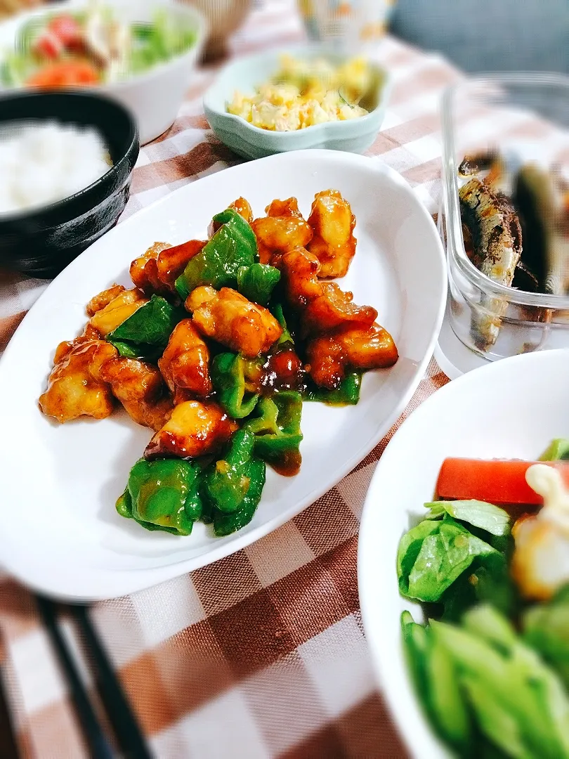 鶏肉の甘酢あんかけ、ポテトサラダ、ホタテのサラダ、鰯柔らか煮でーす。|mikeyさん