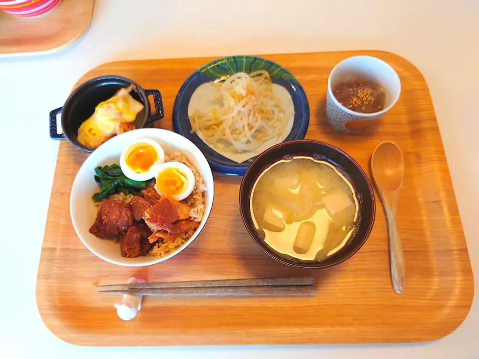 今日の夕食　角煮丼、もやしサラダ、厚揚げキムチチーズ焼き、ところ天、高野豆腐とわかめの味噌汁|pinknari🐰🌈さん