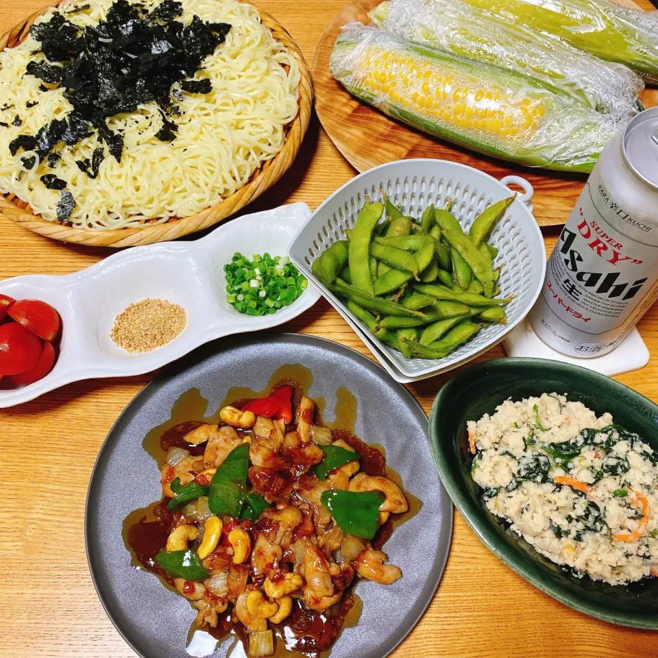 Snapdishの料理写真:ざるラーメン
鶏肉のカシューナッツ炒め
茹で枝豆、とうもろこし
卯の花|naoさん