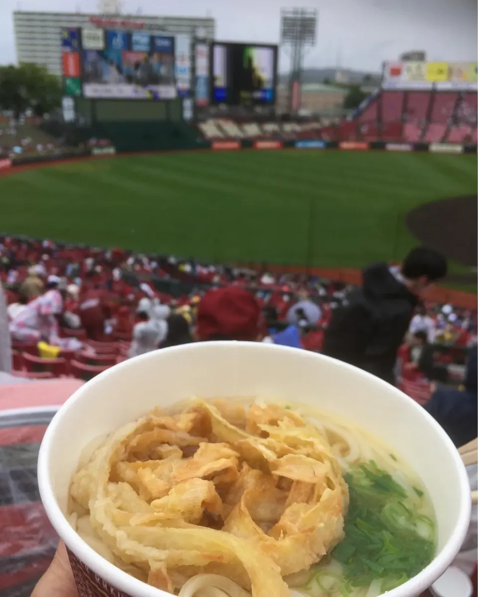 ☂️の日の球場飯　ごぼう天うどん|Yu Yu mamaさん