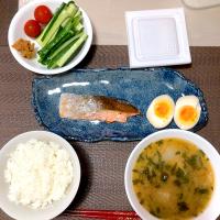 焼き鮭 味付け卵 キムチスープ 野菜スティック 納豆