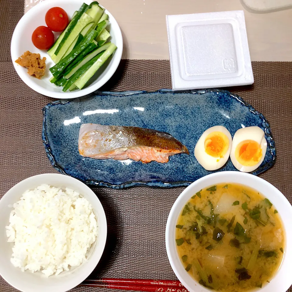 Snapdishの料理写真:焼き鮭 味付け卵 キムチスープ 野菜スティック 納豆|みんごはんさん