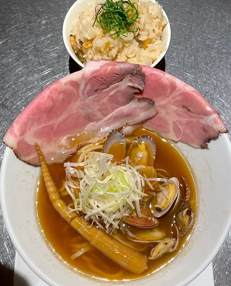 あさりラーメンとあさりご飯1240円　くそオヤジ最後のひとふり なんば店|すくらんぶるえっぐさん