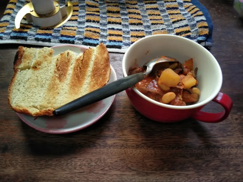 Snapdishの料理写真:牛肉と大豆のトマト煮込み、野菜ソースの食パン|にんにくと唐辛子が特に好き❤️(元シャリマー)さん