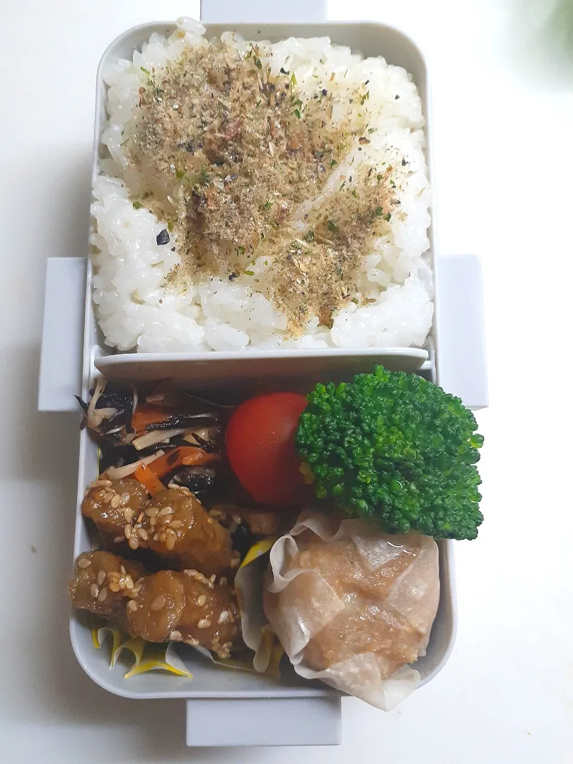 ☆中学生弁当☆自家製振りかけごはん、ひじき煮物、牛蒡甘辛、ミニトマト、ブロッコリー、焼売。
いや反抗期って、腹立ちますね！|ｼｮｺﾗさん