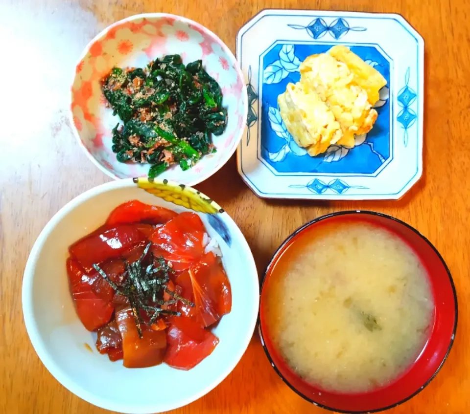 2022 0522　鮪の漬け丼　ほうれん草のおひたし　だし巻き卵　なめことわかめのお味噌汁|いもこ。さん