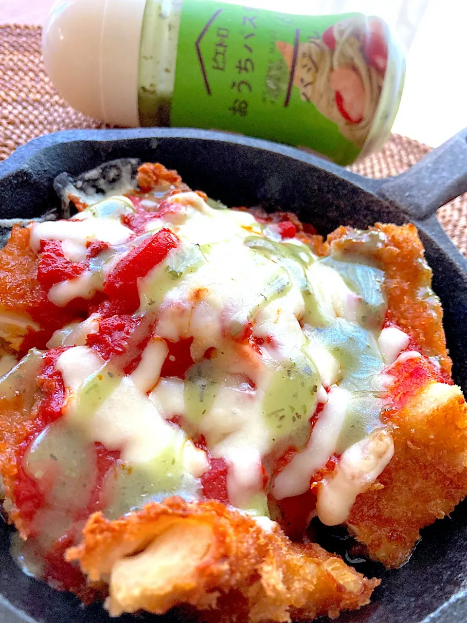 チキンカツのトマトソースチーズ焼きバジル風味😋🍅💕✨|アイさん