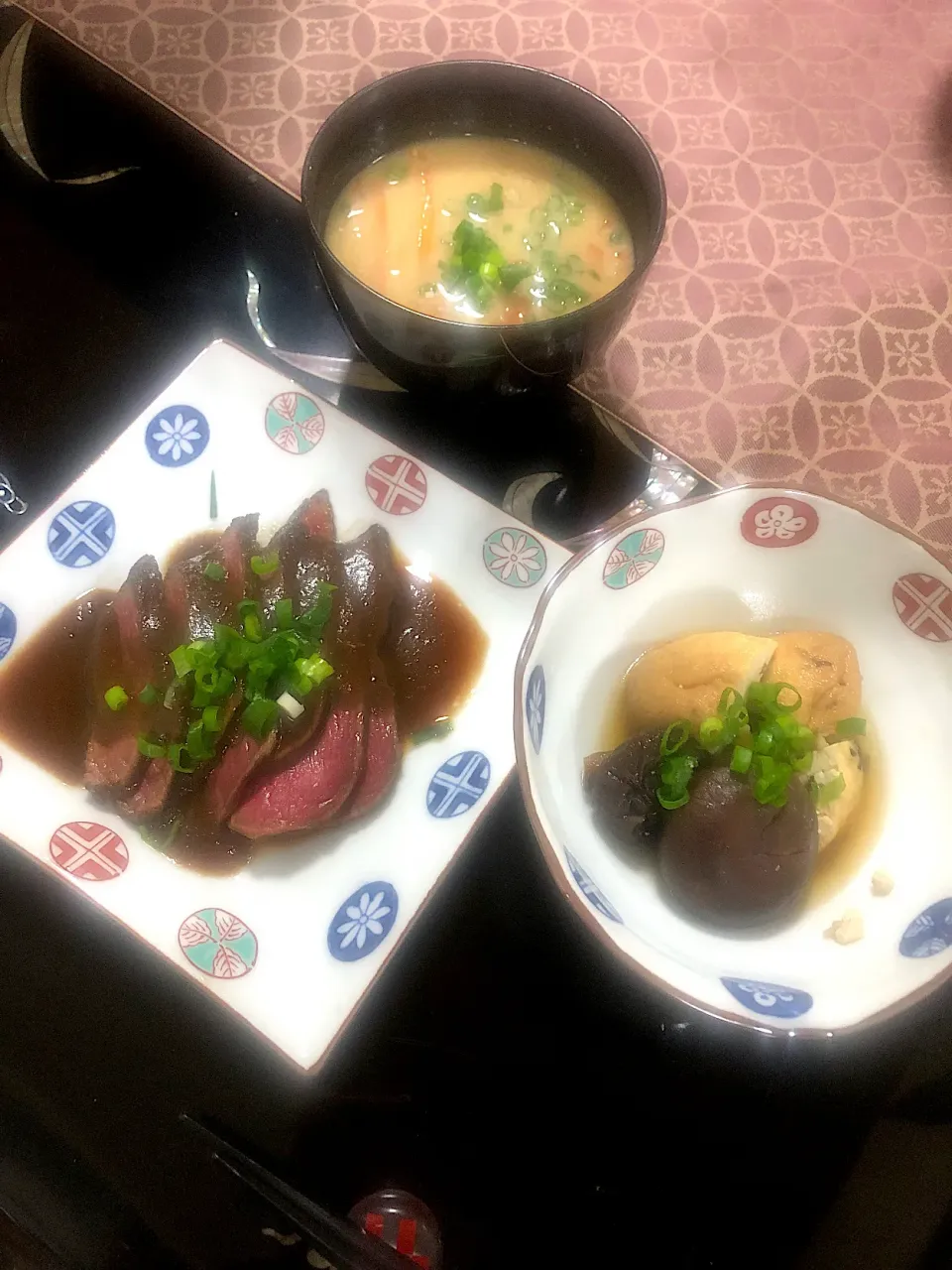 ひりょうすと有機しいたけの煮物。お肉は鹿肉のローストビーフ。鹿肉は低脂肪高タンパクなのでもっと広がっても良いと思う。有機しいたけはいつものハルカインターナショナルさん。サイトは〈キノコな時間〉で検索。　鹿肉ローストビーフは行きつけのお好み焼き屋さんからのいただきもの。鹿肉はとても薬効が高く、気血を補い、手足の冷え、母乳|Tokukoさん