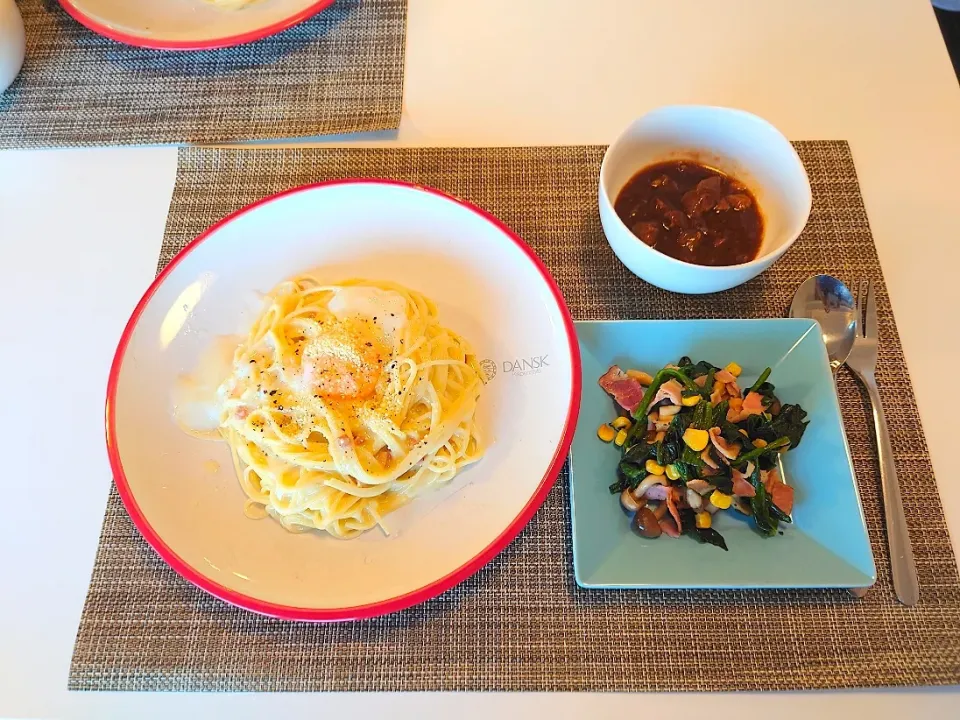 今日の夕食　カルボナーラ、ほうれん草のバターコーン炒め、シチュー|pinknari🐰🌈さん