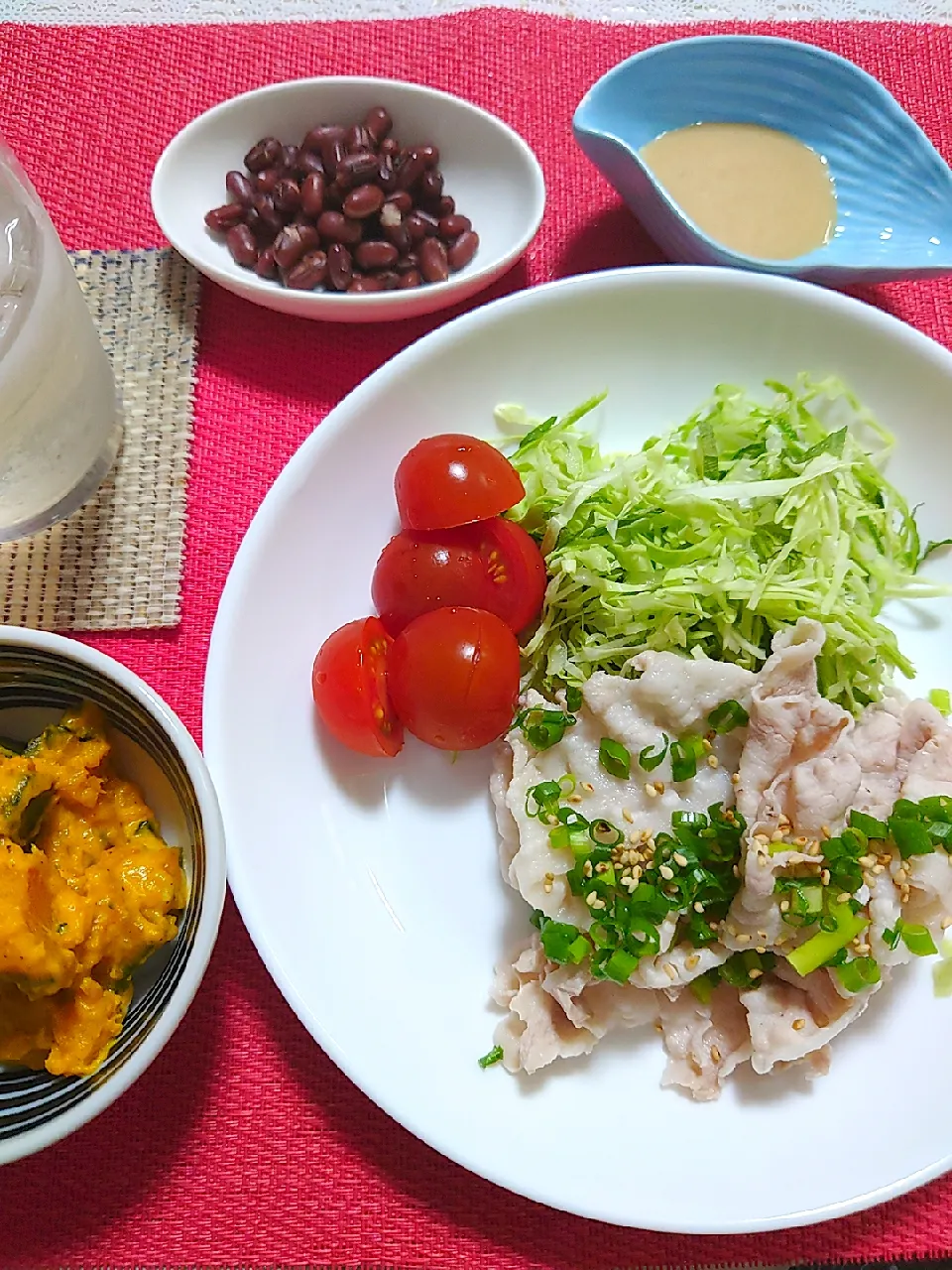 Snapdishの料理写真:夏みたいに暑い一日のシメは

冷しゃぶ　
カボチャサラダ|🍒ふみりん🍒さん