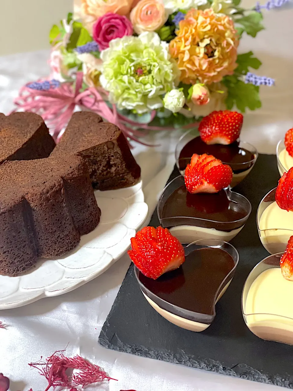 Snapdishの料理写真:AXさんのダブルチョコレートパウンドケーキ🍫と三層のチョコレートムース🥰|いっちゃんさん