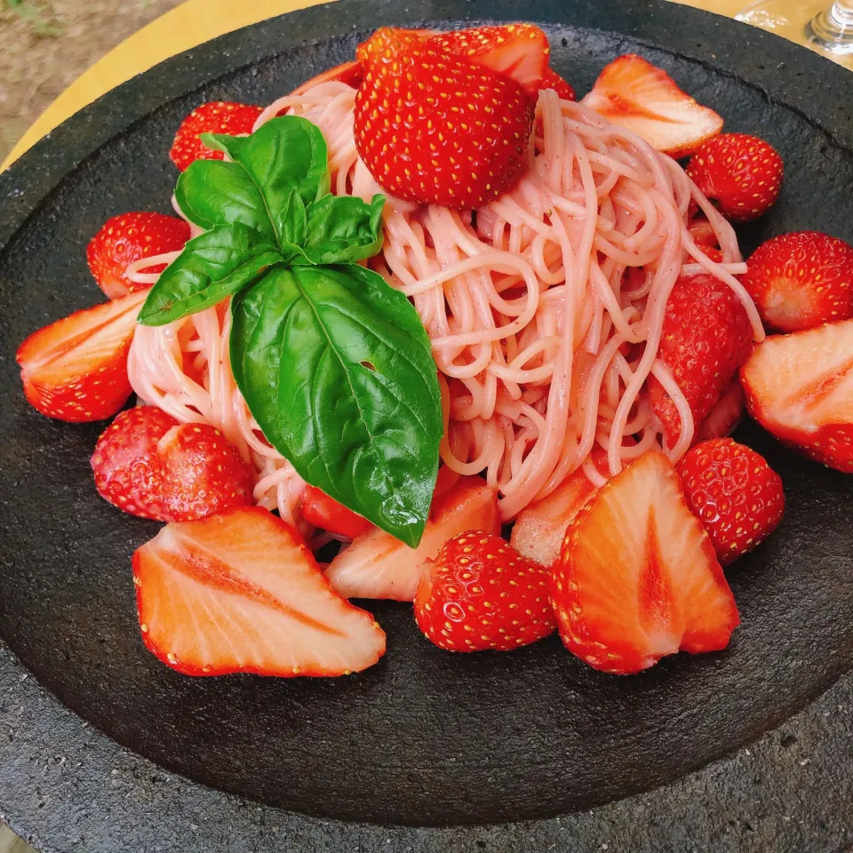 苺とストロベリーソースの冷製パスタ|角康広さん