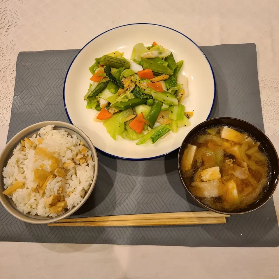 シーフードミックス塩こうじ炒め、たけのこご飯、豆腐の味噌汁|ともさん