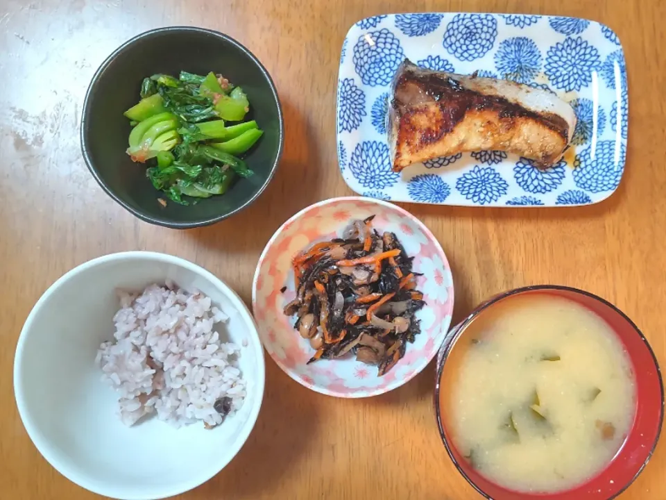 2022 0524　鰤の塩麹焼き　青梗菜のめんつゆナムル　ひじきの煮物　なめことわかめのお味噌汁|いもこ。さん