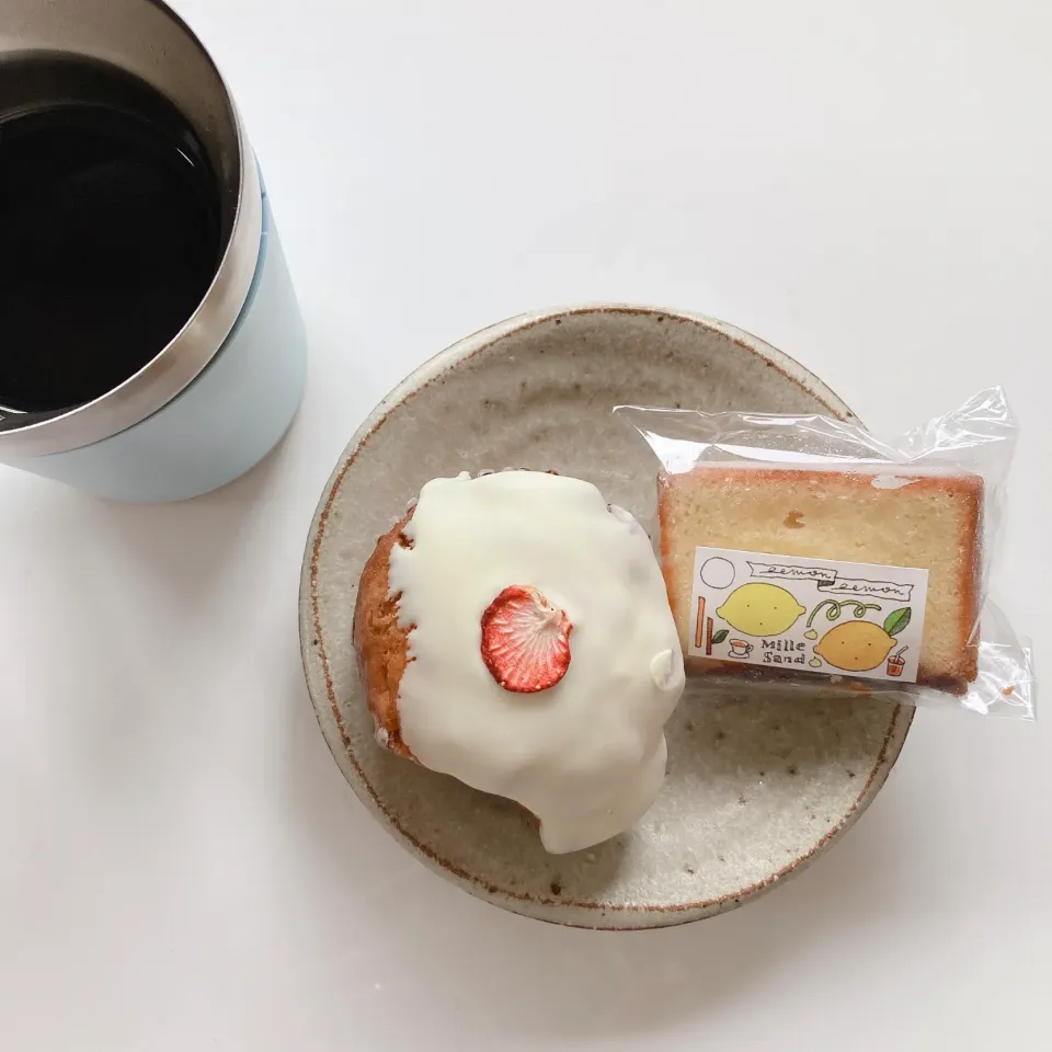 苺とホワイトチョコのマフィンと　　　　ウィークエンドシトロン🍓🍋☕️|ちゃみこさん